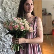 Étudiante en science pour la santé donne des cours de chimie